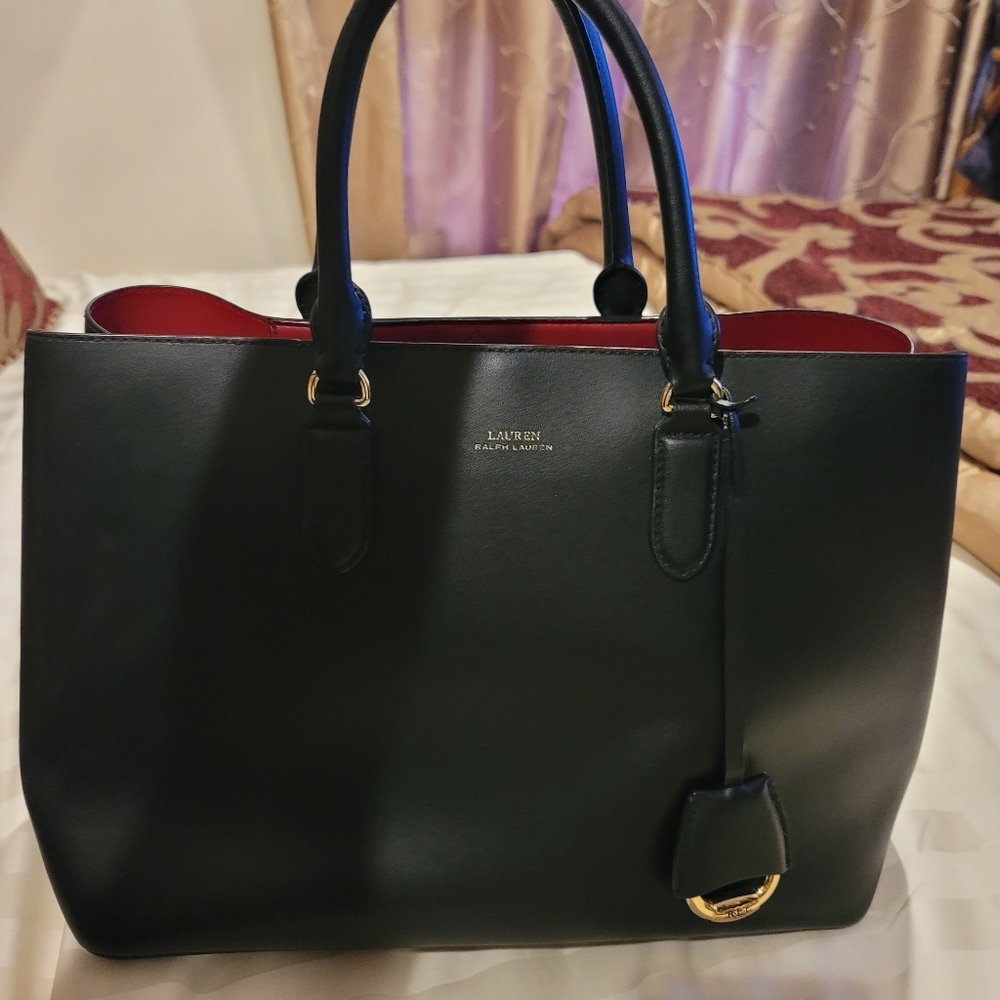Lauren black purse. Very good condition. Slight we